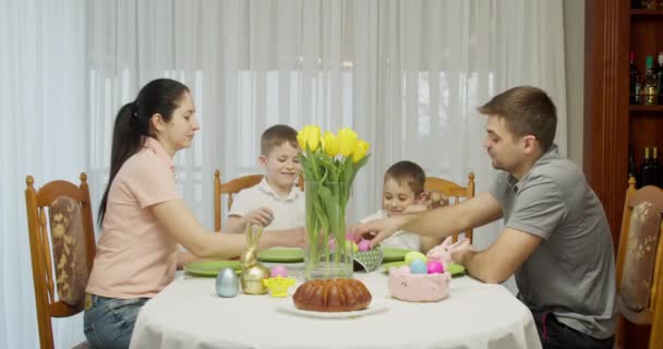 Glad påsk. mamma, pappa och barn har roligt slå semester ägg — Stockvideo