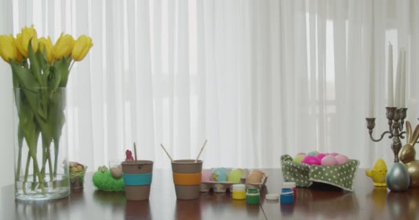Dva malí bratři, po malování velikonočních vajec, si hrají a skákají jako králíci — Stock video