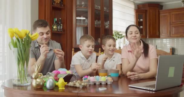 Famiglia durante la pittura uova parlando videochiamata al computer — Video Stock