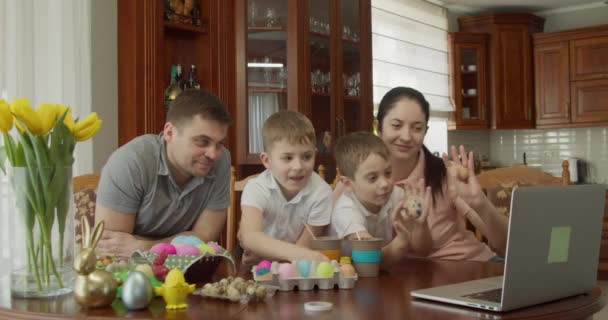 Hermosa familia hablando videollamada usando computadora — Vídeos de Stock