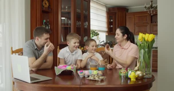 Mamma och pappa ger pojkarna choklad påskägg — Stockvideo