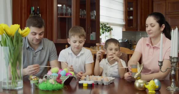 Easter Painting - Gezin met twee jongens die paaseieren kleuren — Stockvideo