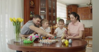 Paskalya Boyası - Paskalya yumurtası boyayan iki çocuklu bir aile