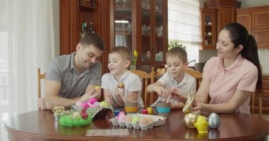 Paskalya Boyası - Paskalya yumurtası boyayan iki çocuklu bir aile