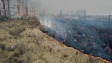 Kuşların uçtuğu yükseklikten ateşin görüntüsü. Yakında bir şehir görülebilir.