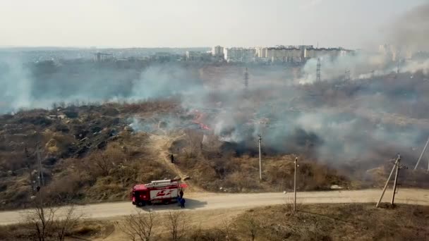 Incendios forestales. Los incendios forestales destruyen el medio ambiente forestal. Fuego de humo. Incendio forestal en llamas devastado. camión de bomberos — Vídeo de stock