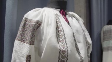 makro, geleneksel bir elden ayrıntılar kaydetti - nakışlı köylü bluzu - yani Rumence