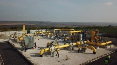 Gaz ve petrol dağıtım boru hatlarının hava görüntüsü.
