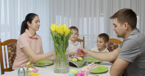 Feliz Páscoa. mãe, pai e filhos se divertindo batendo ovos de férias — Vídeo de Stock