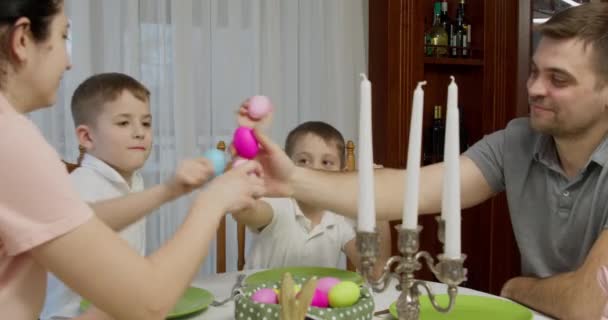 Glædelig påske. Mor, far og børn har det sjovt at ramme ferie æg – Stock-video