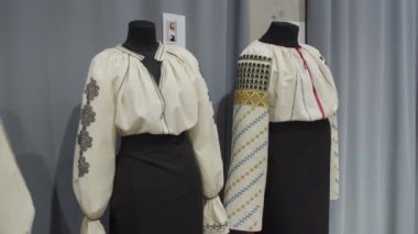 Elle işlenmiş geleneksel köylü bluzu - yani Romen
