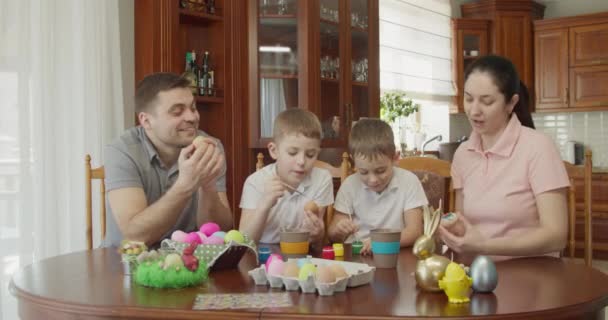 Easter Painting - Gezin met twee jongens die paaseieren kleuren — Stockvideo