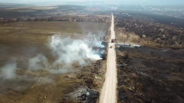 Bosque y fuego de campo. Quemaduras de hierba seca, desastre natural. Vista aérea. Fuerte fuego en un campo vacío, fuerte humo de un lugar en llamas. Volando sobre un fuego a baja altitud . — Vídeo de stock