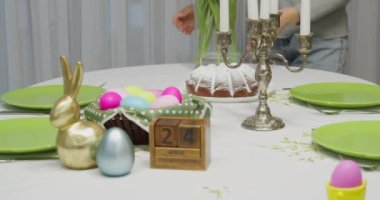 Aile yemek masası için güzel bir dekor. Masa dekorasyonu konsepti. Lüks bir ev..