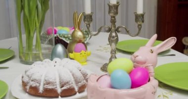 Aile yemek masası için güzel bir dekor. Masa dekorasyonu konsepti. Lüks bir ev..