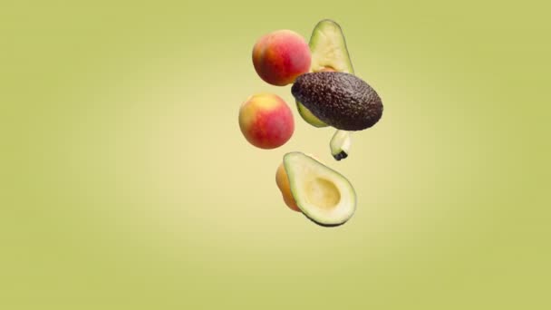 Aguacates y melocotones cayendo sobre un fondo de color. — Vídeos de Stock