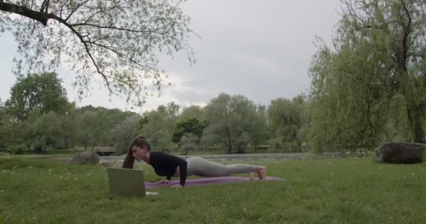 Dışarıda Yoga Yapan Güzel Bir Kız — Stok video