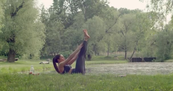 Donna Forma Che Esercizi Yoga Mattutini Nel Parco Tranquillità Concentrazione — Video Stock