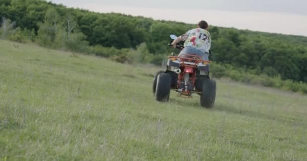 Mladý Chlapec Atv Louce Lesa — Stock video