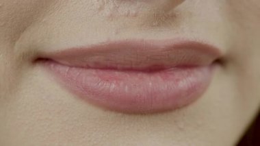 Güzel bir gülüşü olan genç bir kadın. Diş beyazlatma