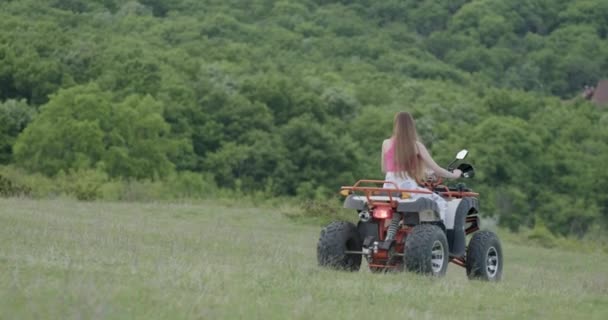 Wolna Kobieta Jeździ Quadem Pobliżu Lasu Równinie Zielonej Trawy Atv — Wideo stockowe