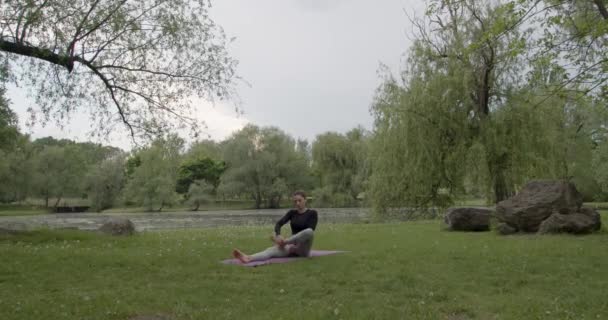 Jeune Sportive Faisant Yoga Dans Parc — Video