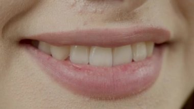 Beyaz arka plan, closeup güzel gülümseme ile genç bir kadın. Diş beyazlatma