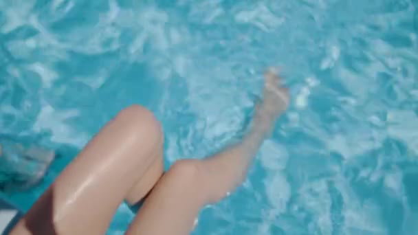 Een Meisjes Voeten Het Water Het Zwembad Zomervakantie — Stockvideo