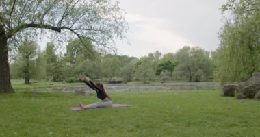 Yoga hareketi parkta sağlıklı.