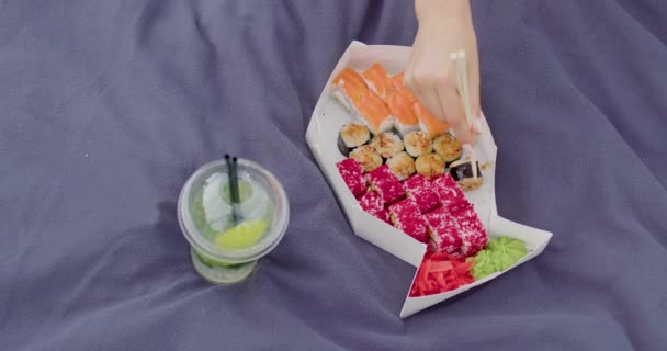 Piquenique Com Comida Japonesa Uma Garota Serve Com Pauzinhos Sushi — Vídeo de Stock