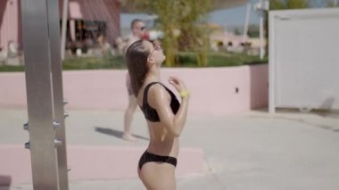 Dışarıda banyo yapan seksi kadın. Havuzda dinlen.