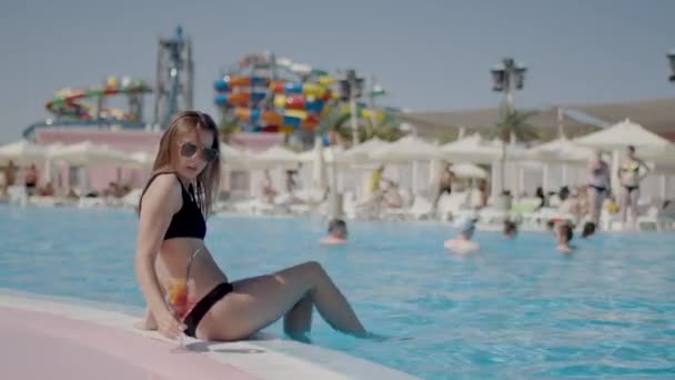 Piękna Brunetka Kobieta Plaży Basenie Sam Relaks Strój Kąpielowy Lato — Wideo stockowe