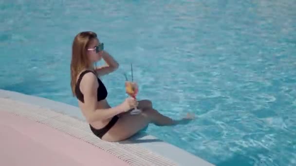 Kobieta Czarnym Stroju Kąpielowym Relaksuje Się Pokładzie Basenu Koktajlem Dłoni — Wideo stockowe