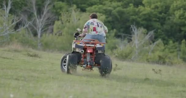 Mladý Chlapec Atv Louce Lesa — Stock video