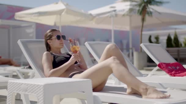 Widok Przodu Pięknej Kobiety Pijącej Koktajl Podczas Relaksu Leżaku Letnia — Wideo stockowe