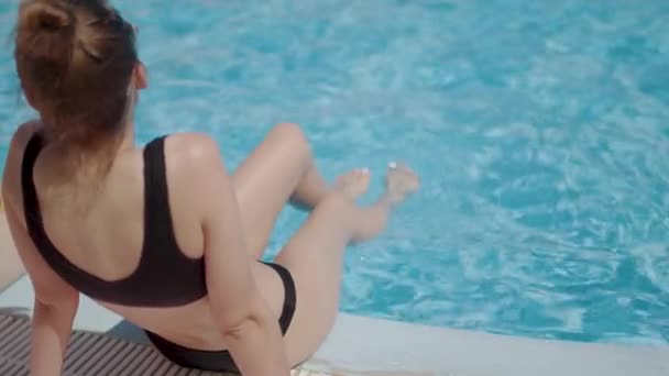 Piękna Brunetka Sama Przy Basenie Relaksująca Się Kostiumie Kąpielowym Latem — Wideo stockowe