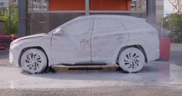 Cleaning Machine Active Foam Man Washing His Car Car Wash — Stock video