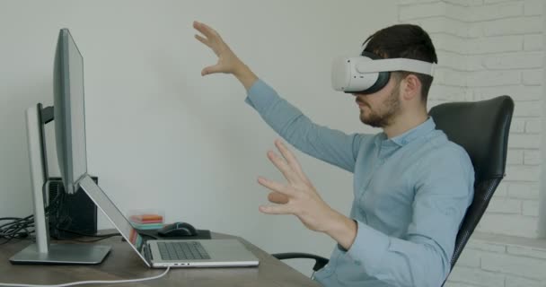 Jongeman Met Een Virtual Reality Bril Kantoor — Stockvideo