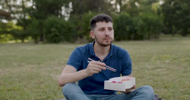 Bebaarde Man Zit Eet Japans Eten Namelijk Sushi Tevreden Met — Stockvideo