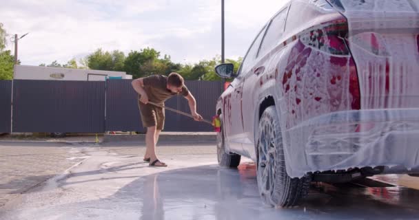 Man Washes His Car Day Washes Foam Red Suv Car — Stok video