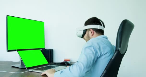 Людина Віртуальних Окулярах Працюють Уявний День Відображення Офісі Чоловік Грає — стокове відео