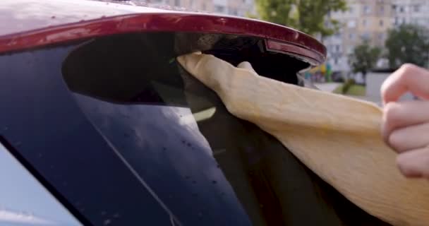 Self Service Car Wash Man Wipes Cars Windshield Cloth Young — Stock videók