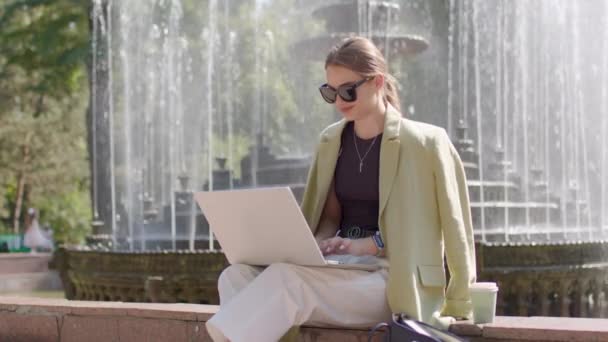 Elegant Young Woman Sitting Fountain City Center Working Computer Freelancer — Wideo stockowe