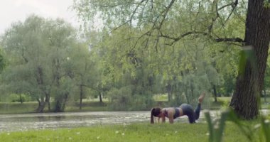 Doğada yoga yaparken güzel ve ince kız