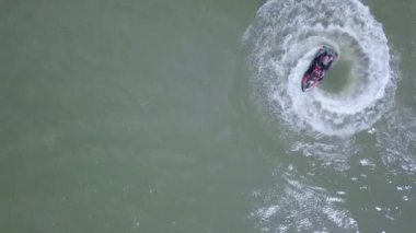 Yukarıdan bir görünümde bir deniz taşıtları giderek hareketleri