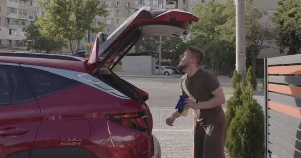 Luxusauto Einer Offenen Autowaschanlage Der Arbeiter Schließt Den Kofferraum Nachdem — Stockvideo