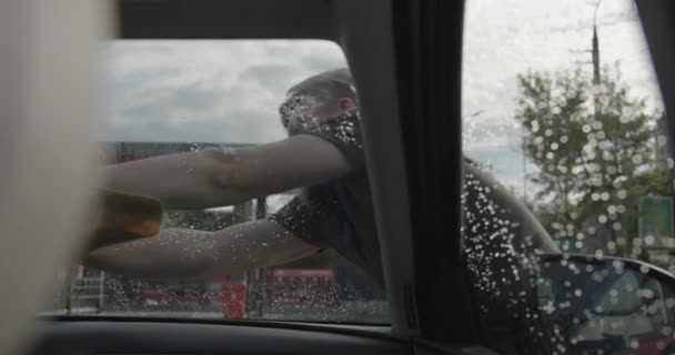 Bild Inifrån Bilen Medan Arbetstagaren Vid Biltvätten Torkar Fönstren Ung — Stockvideo