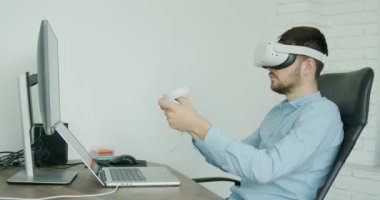 Gözlüklü ve 3D aletli bir iş adamı. Ofiste olan ve birkaç altyapı projesini analiz eden bir adam. iş konsepti ve bilgi teknolojileri