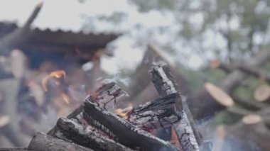 Bir aile yemeği hazırlamak için Brezilya 'daki yangını hazırladı. Köy çitlerinin arkasında bir sürü odunla yanan odunların yakın plan görüntüsü.