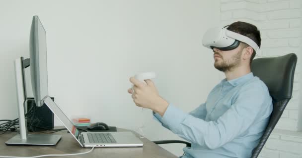 Ingénieur Portant Des Lunettes Réalité Virtuelle Modèles Terrain Avec Éoliennes — Video